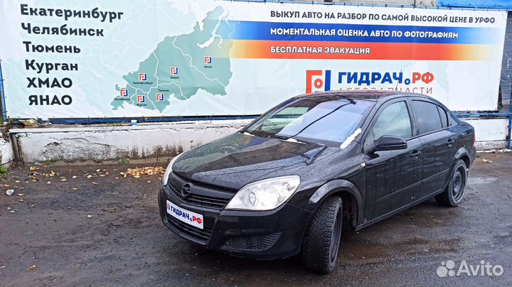 Кожух рулевой колонки верхний Opel Astra H 13236663. Дефект