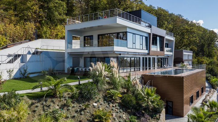 Коттедж 1300 м² на участке 30 сот.