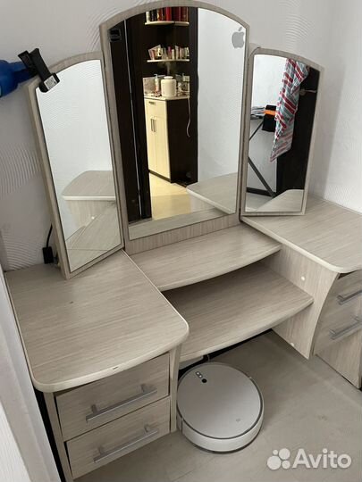 Туалетный столик с зеркалом