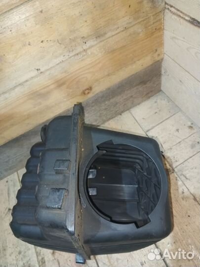 Корпус воздушного фильтра Dodge Stratus 2002г 2,7л