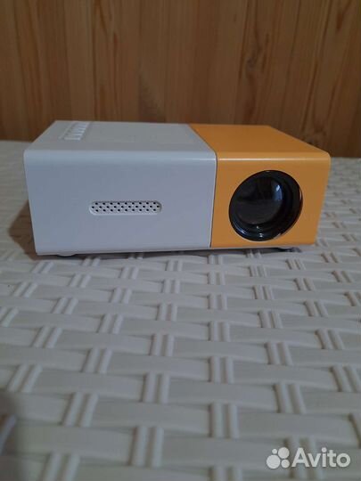 Домашний кинотеатр (проектор) YG-300