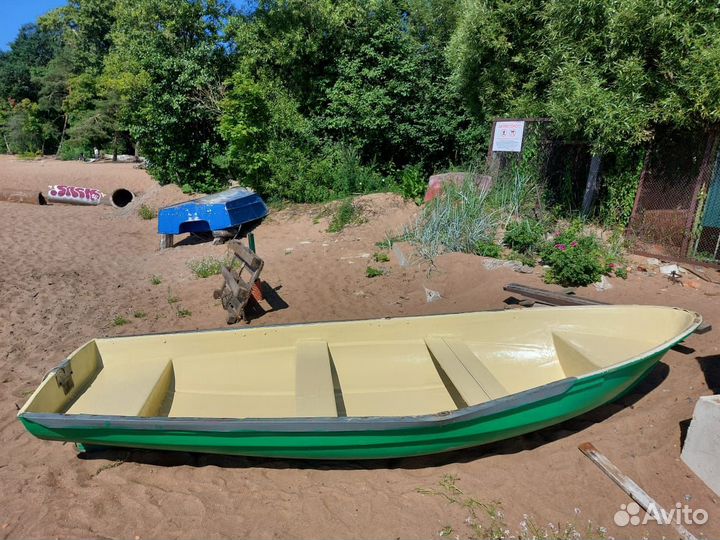 Лодка весельная