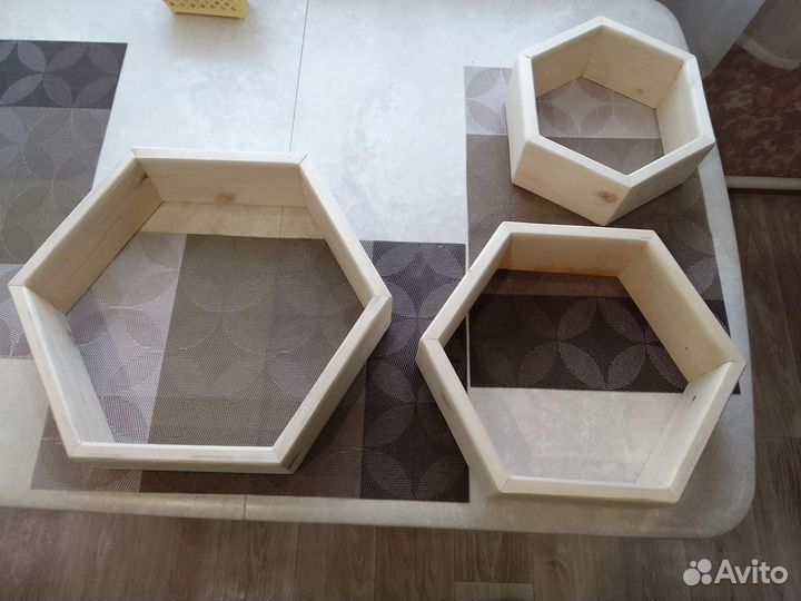 Полки в виде сот