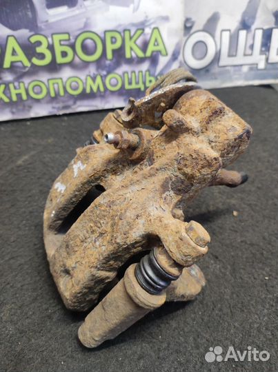 Задний левый суппорт Audi 100 C4