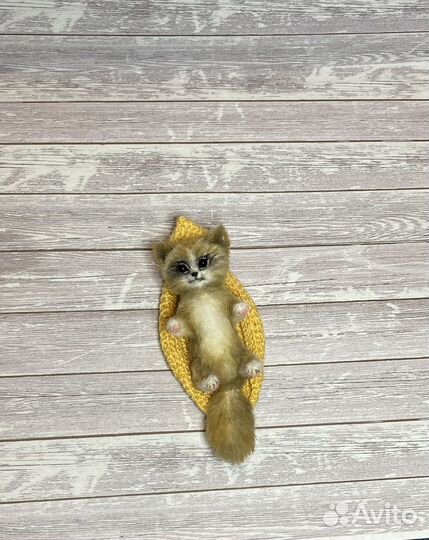 Миниатюрная вязаная игрушка котик
