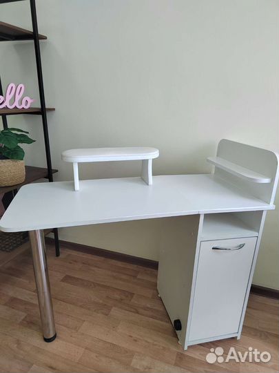 Стол мастера маникюра