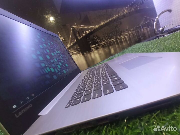 Большой ноутбук Lenovo 17.3