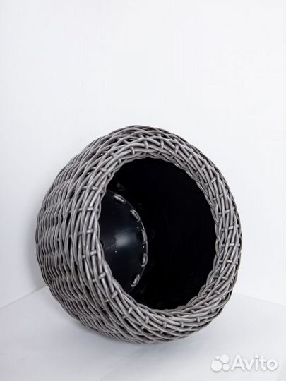 Садовый декор - кашпо из искусственного ротанга