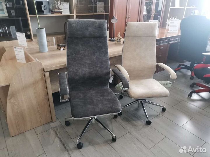 Компьютерное кресло в эковелюре