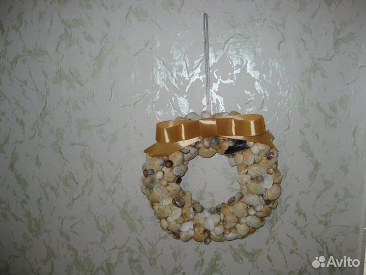 Венок из ракушек на дверь