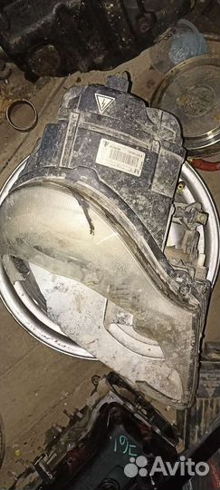 Передняя фара на Porsche Cayenne