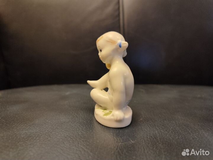 Фарфоровая фигурка, Девочка с мячиком 9 см. лфз