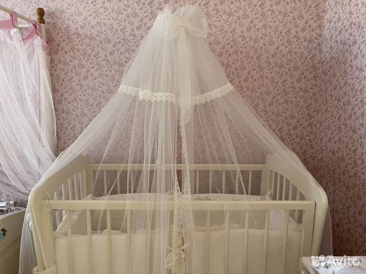 Детская кроватка с маятником