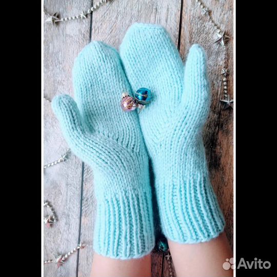 Варежки голубые ручной работы