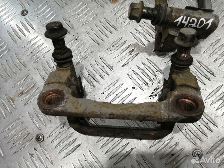 Скоба заднего тормозного суппорта Nissan Teana J31