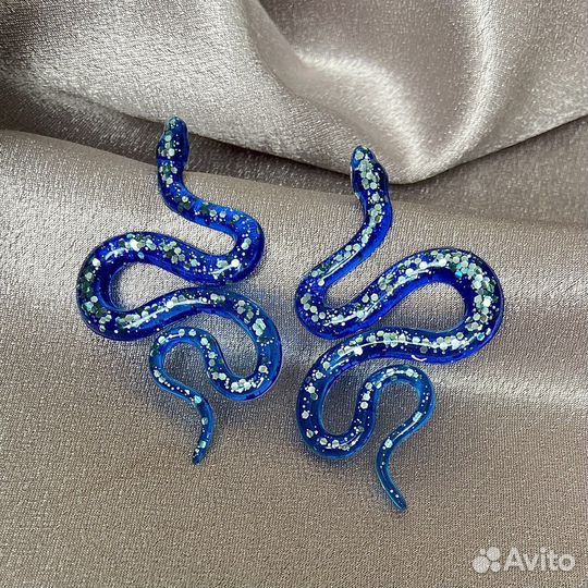 Серьги-змейки из эпоксидной смолы