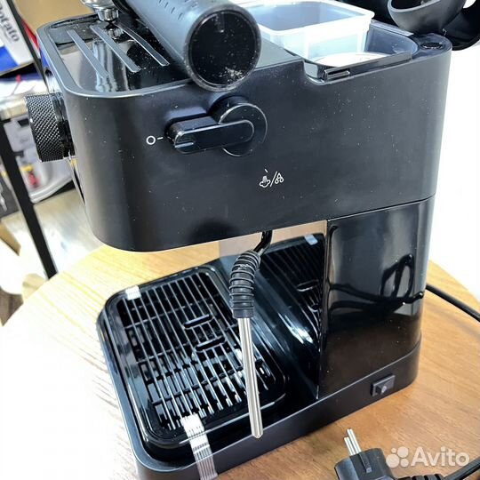 Кофеварка рожковая delonghi новая