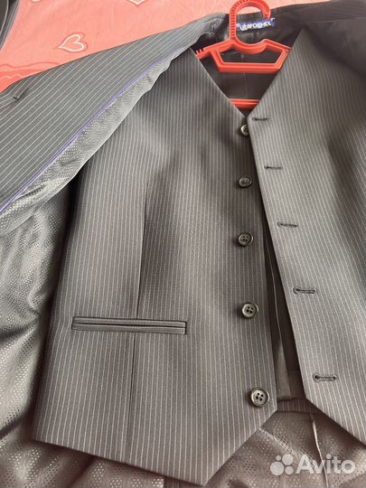 Продам школьный костюм-тройка Праллель 140-68