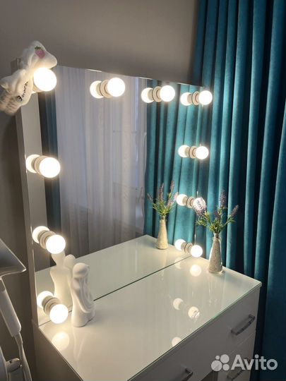 Гримерное зеркало с лампочками