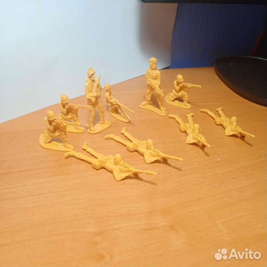 Солдатики военные. Жёлтые