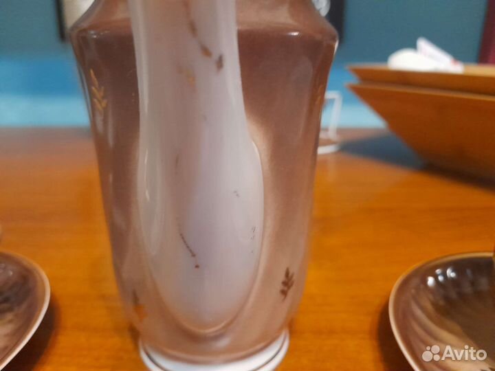 Фарфоровый кофейник с чашками и блюдцами