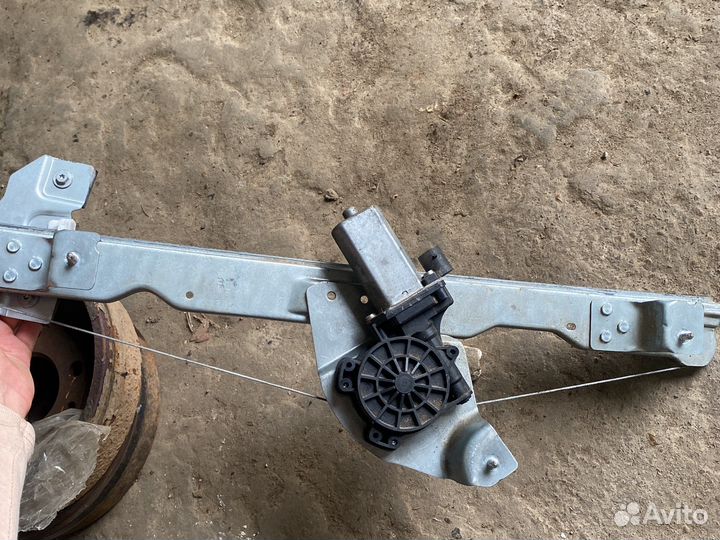 Стеклоподъемник передний правый Renault Duster