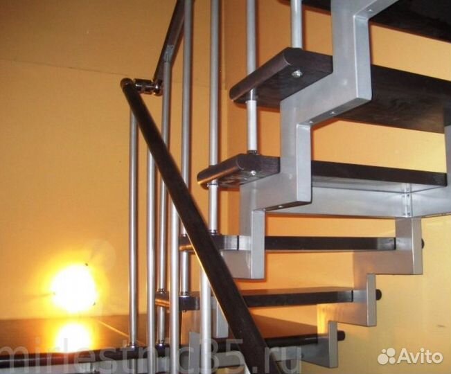 Металлический Каркас Лестницы на Ломанном Косоуре