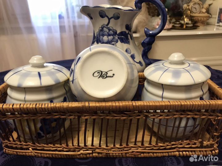 Комплект банок в плетеной подставке