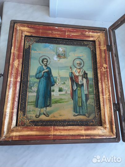 Старинная икона в киоте 