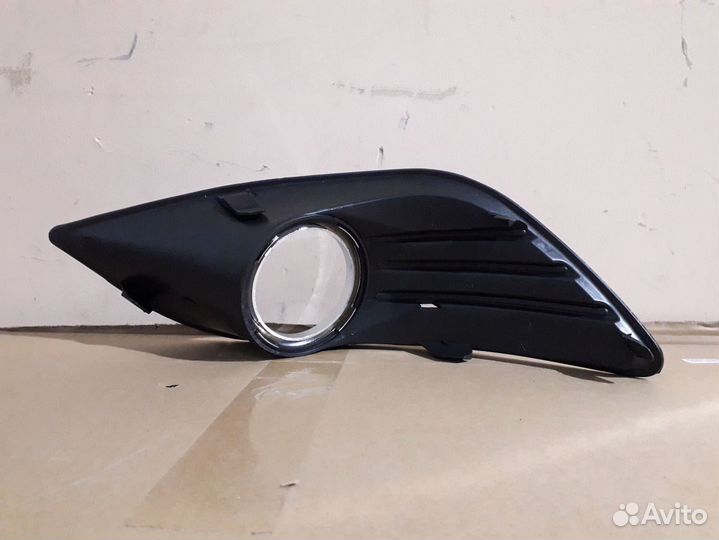 Окантовка противотуманной фары правая Ford Focus 2