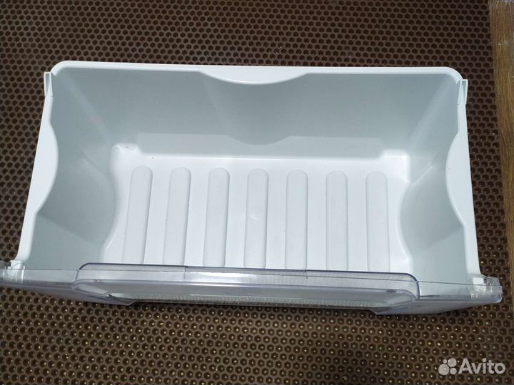 Ящик в морозилку, бутылочница и нижняя ручка