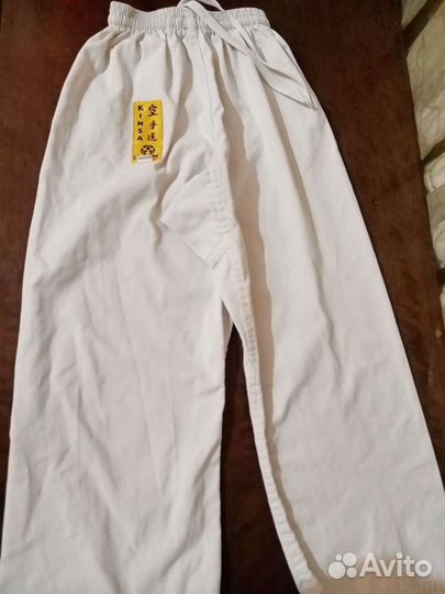 Кимоно, пояс, защита и перчатки для каратэ