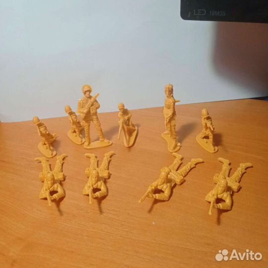 Солдатики военные. Жёлтые