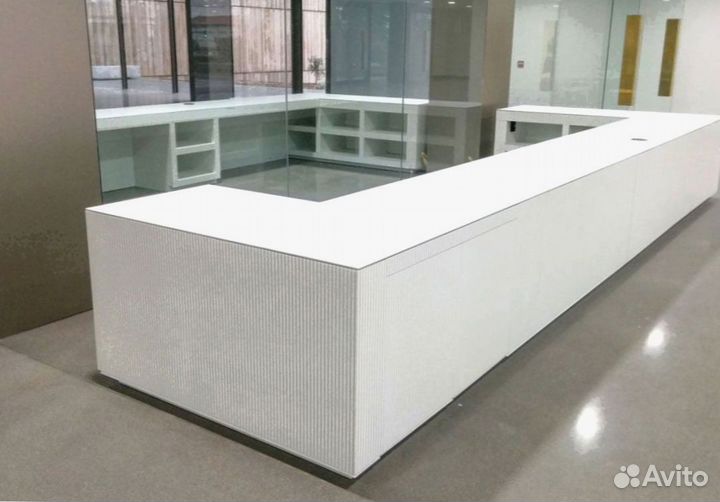 Барная стойка для приемной кварцевого агломерата