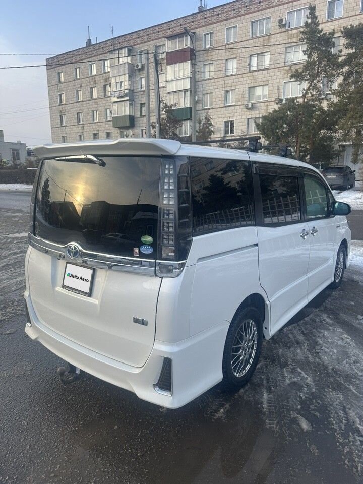 Toyota Voxy: фото из отзыва