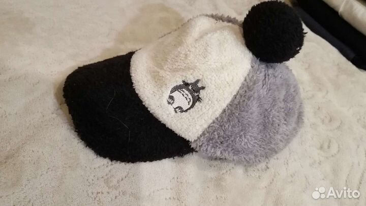 Много шапок зимних