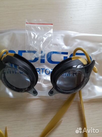 Очки и шапочка для плавания