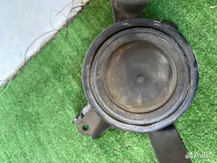 Подушка двигателя правая Toyota Prius C NHP10