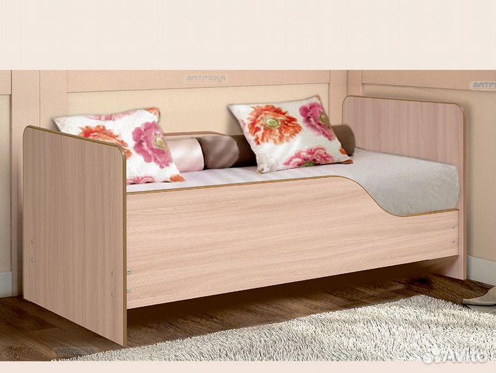 Детская кровать с бортиком. Разные цвета