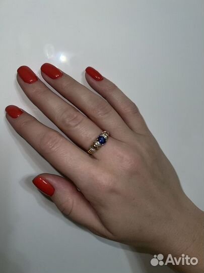 Золотое кольцо с сапфиром и бриллиантами 16,5