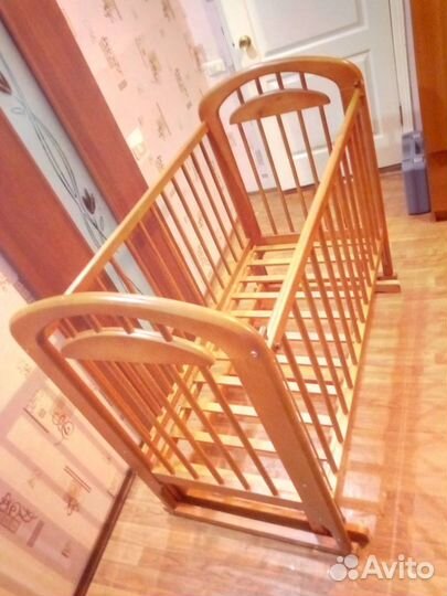 Детская кроватка с маятником