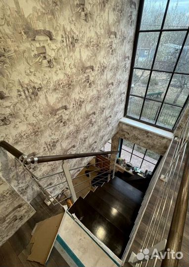 Лестница с забежными ступенями в коттедж