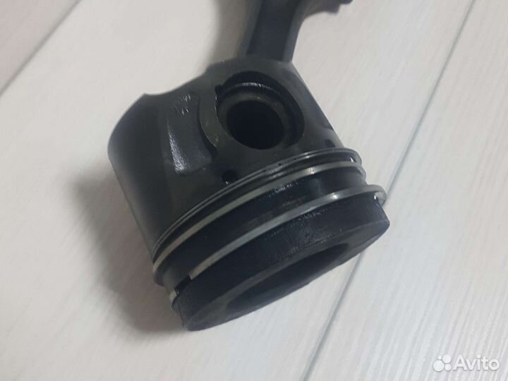 Поршень шатун land rover 2.2 TD4 2010