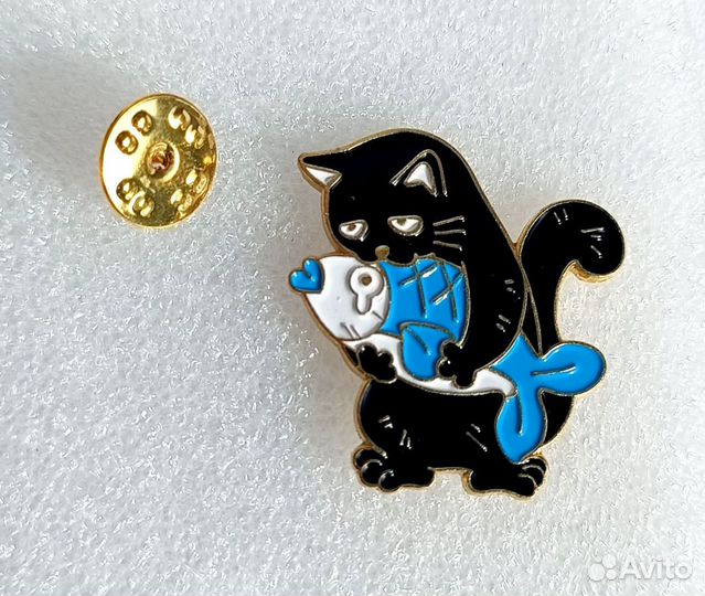 Значки черный кот с рыбой