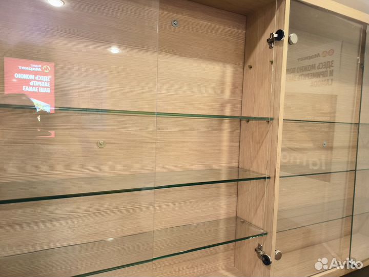 Шкаф со стеклянными полочками