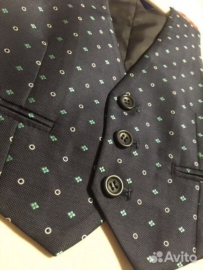 Жилетка нарядная на мальчика 2-3 лет