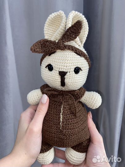 Вязанная игрушка кролик