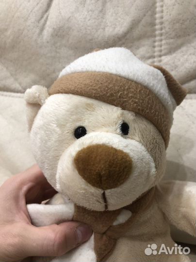 Плюшевый медведь в шапке и шарфе