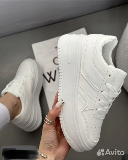 Кроссовки женские