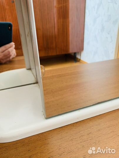 Стеклянный шкаф в ванную